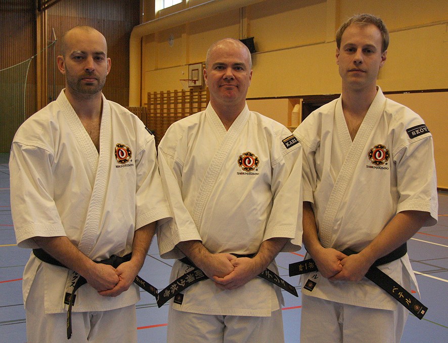 Tränare och medlemmar från Shorinji Kempo Skövde Shibu i dōgi med svarta bälten
